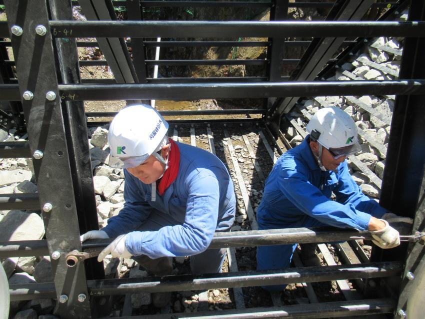 建設現場で作業に取り組む社員