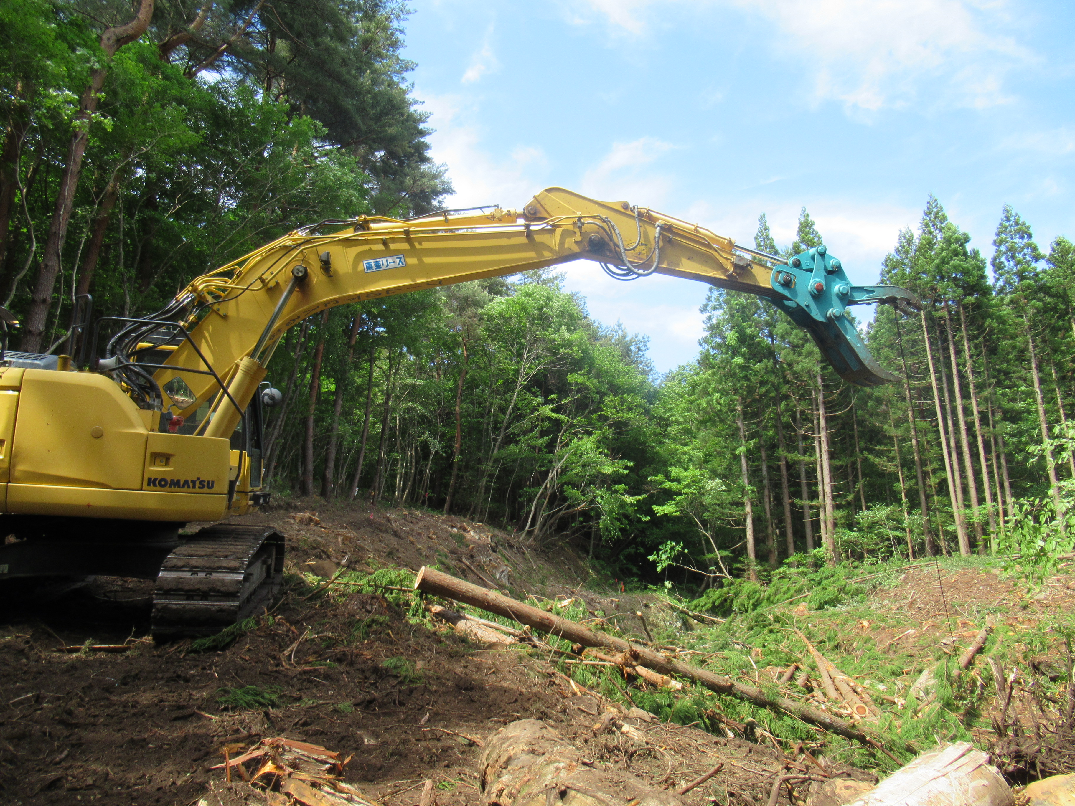 森林で建設機械を操作する刈屋建設の社員